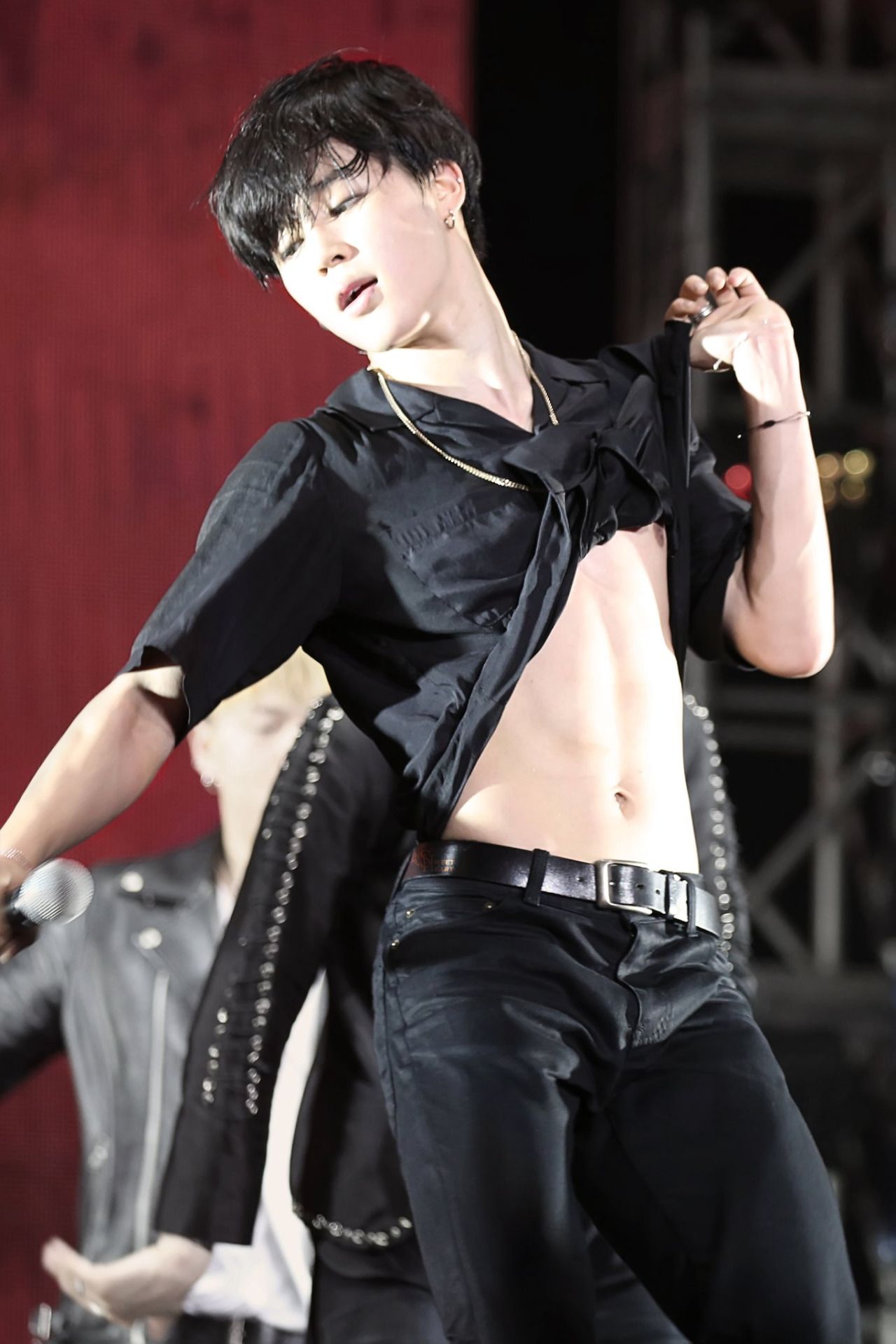 Фотографии участников BTS с открытыми образами опубликованы в соцсетях