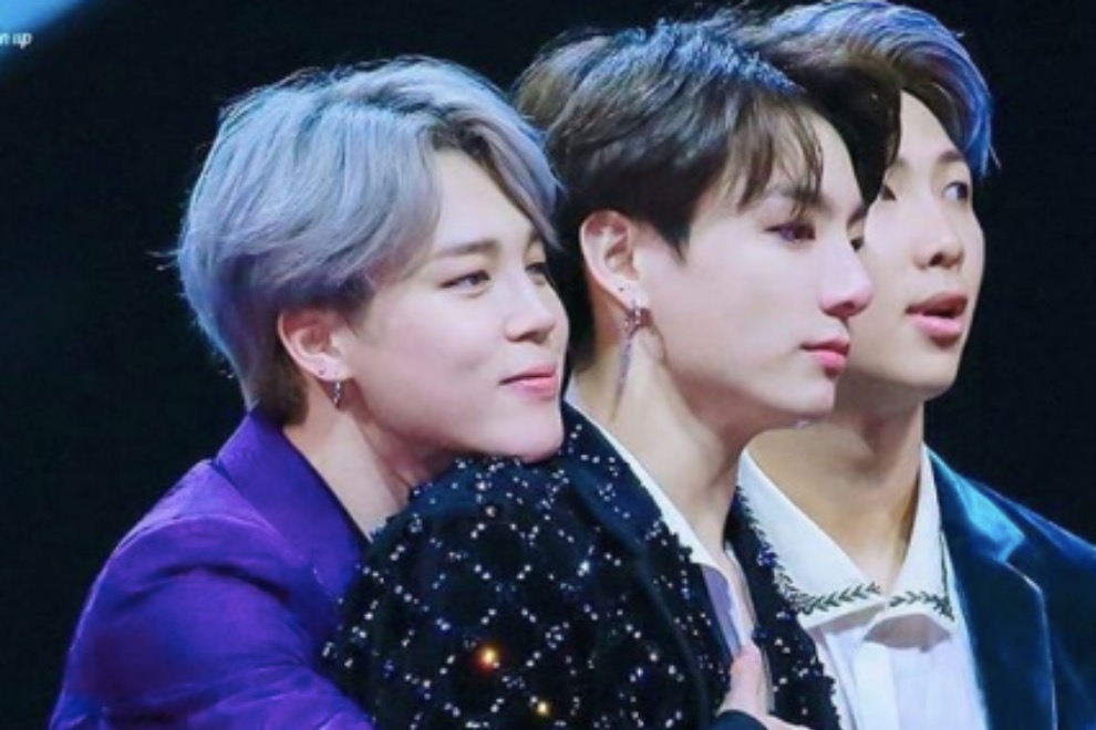 У Чимина из BTS на сцене произошёл инцидент с костюмом