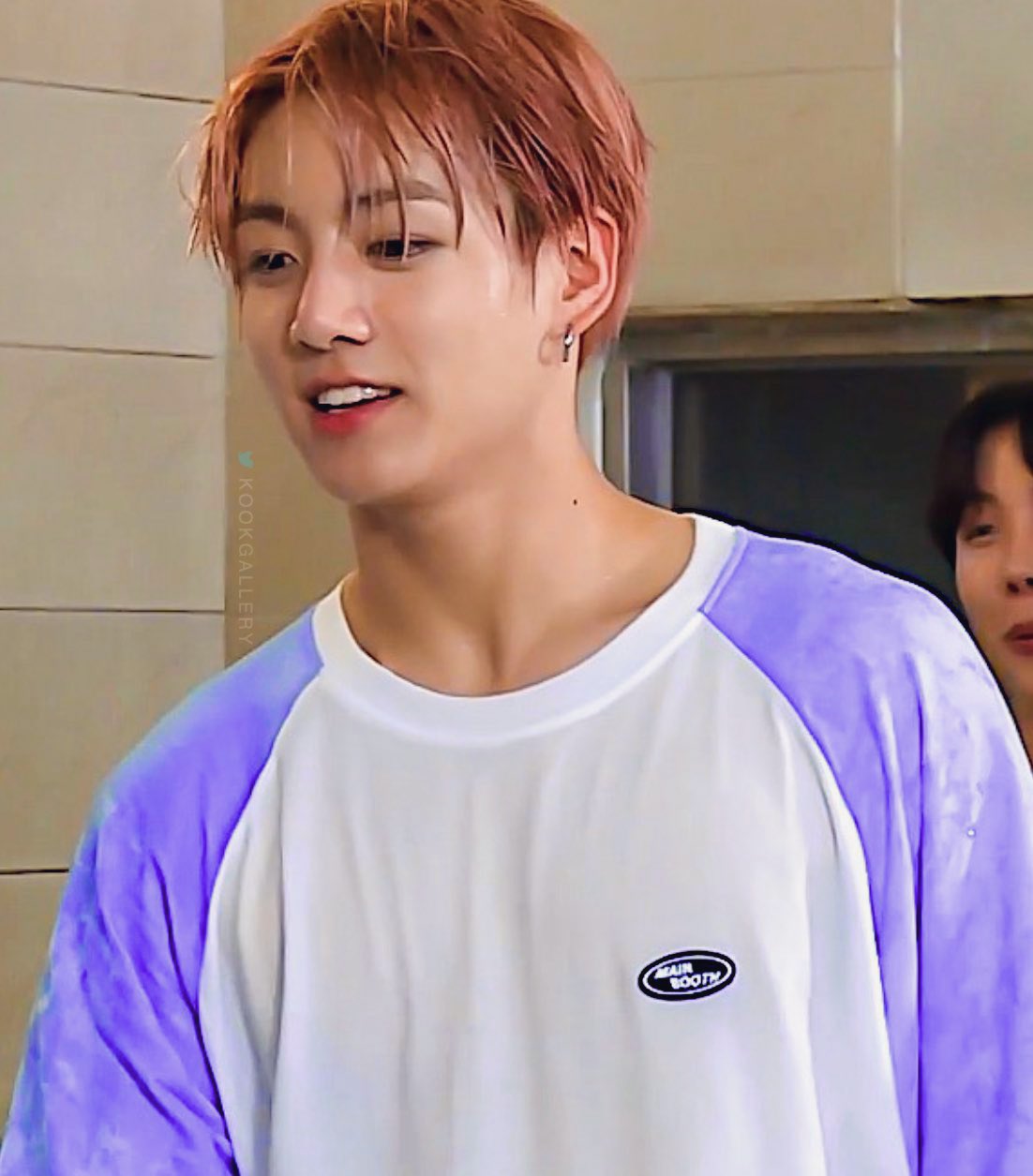 BIGHIT может оштрафовать Чонгука за татуировки и встречу с девушкой