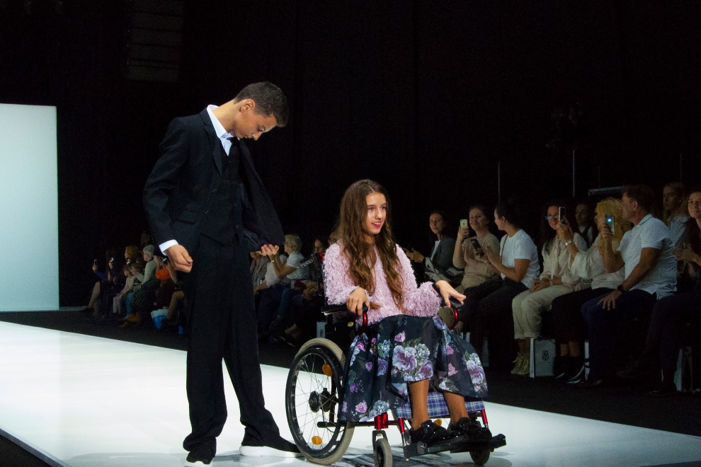 На коляске по подиуму на неделе моды