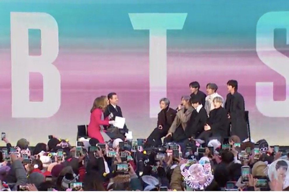 BTS проводят уличную пресс-конференцию в Нью-Йорке