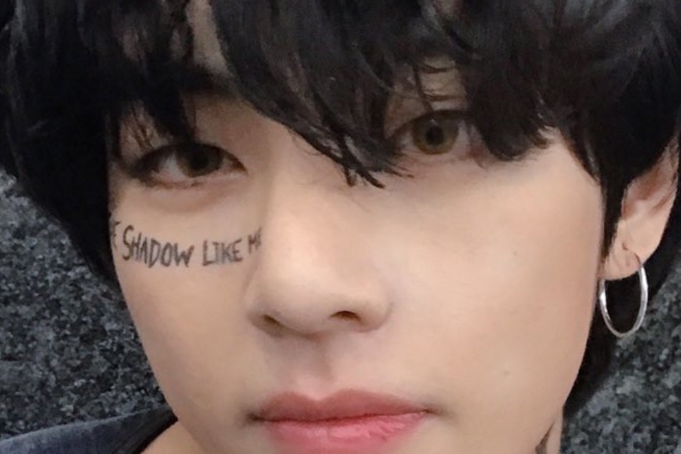 Тэхён из BTS сделал татуировку на лице