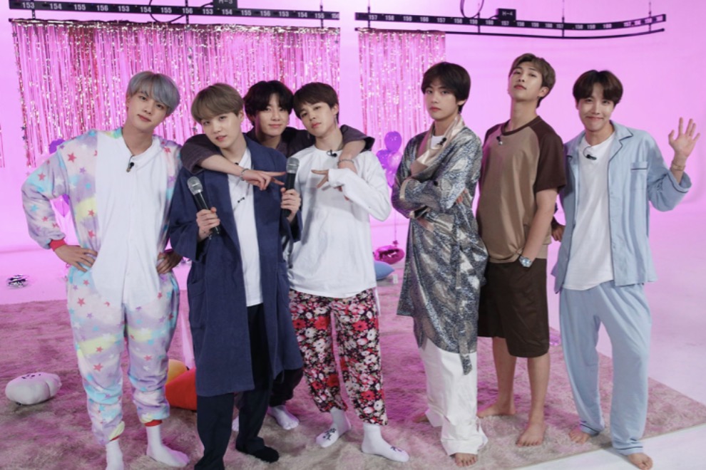 BTS встретились с поклонниками в пижамах