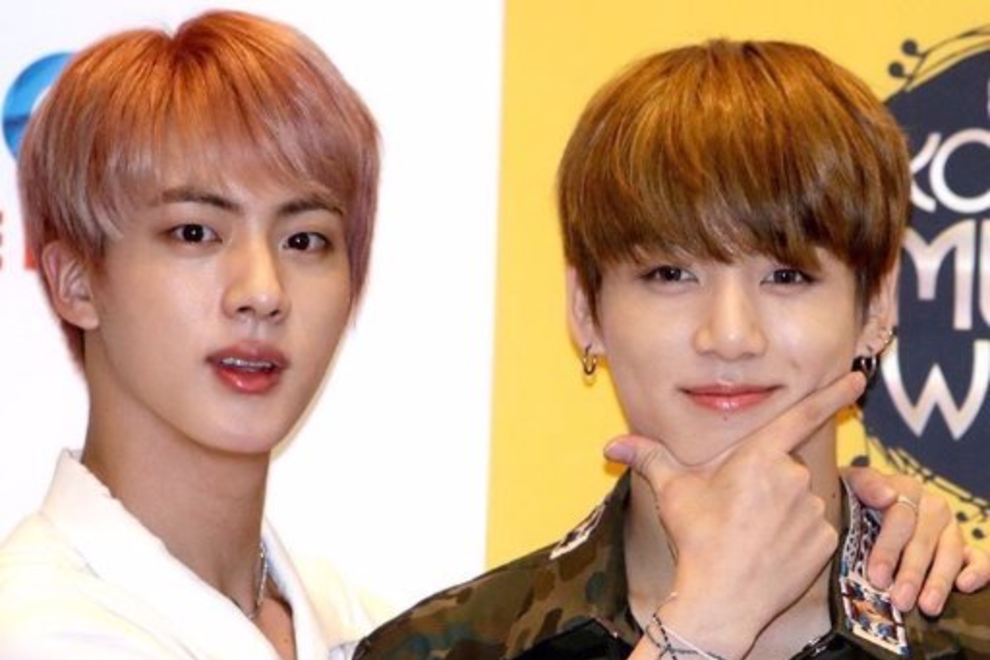 Джин шутливо ударил Чонгука по щеке в новом выпуске «Run BTS!»