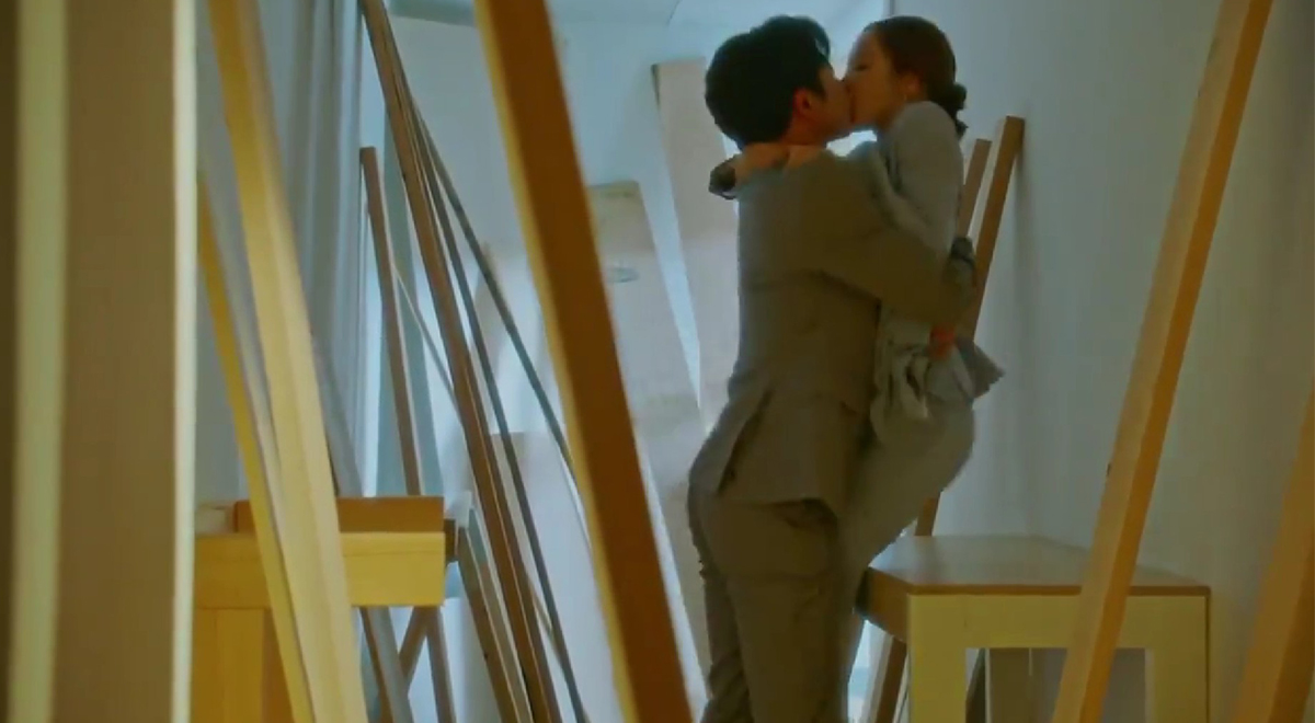 Тэхена из BTS сняли голым в эротической сцене с девушкой: «В пиковый момент камеру приблизили»