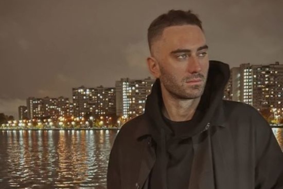 Лежал голый на кухне, а рядом была жена и маленькие дети: в Москве обнаружили тело украинского 27-летнего певца Арда Саманба