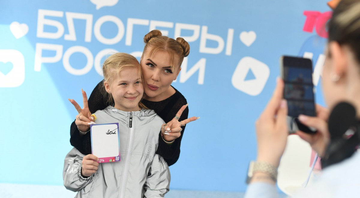 Инциденты на концертах: в Карину Кросс бросили бутылку, Bebe Rexha получила травму лица, а Егора Крида атаковали мошки