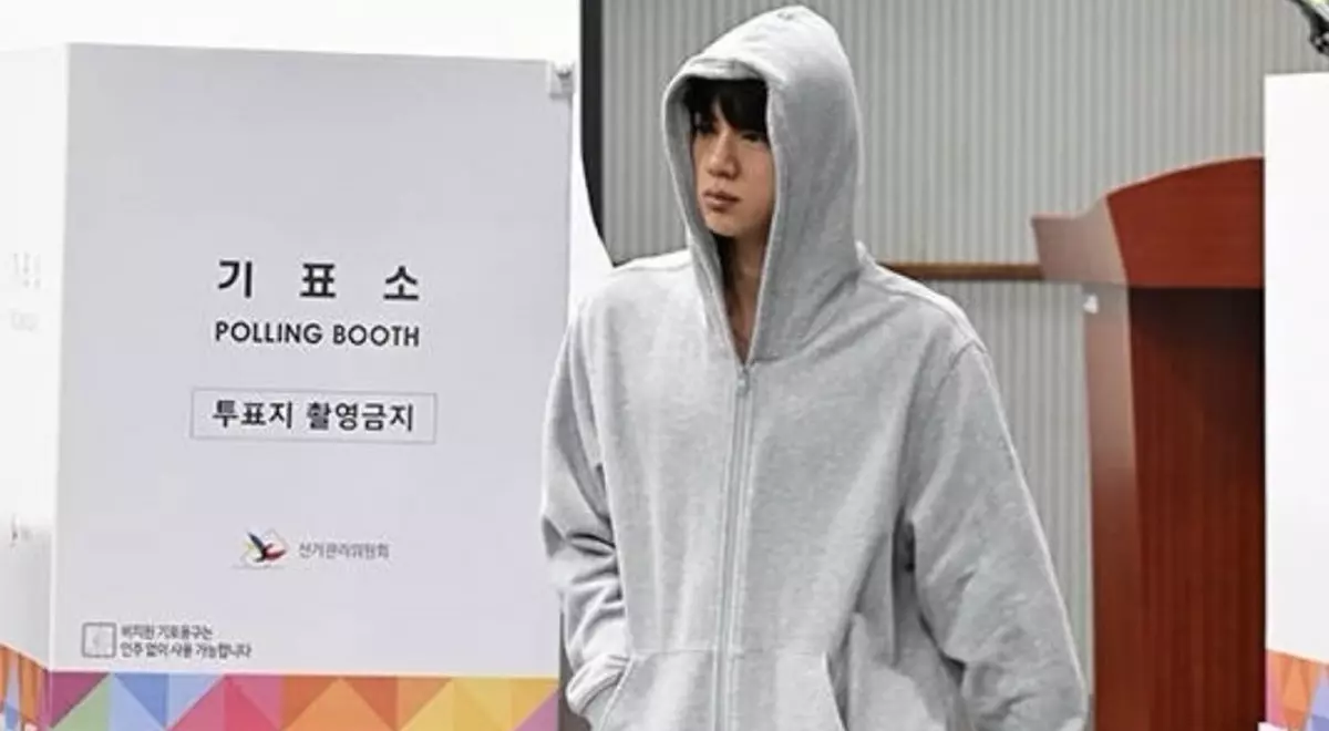 Джин из BTS пришёл на выборы — но обсуждают не бюллетень, а его одежду