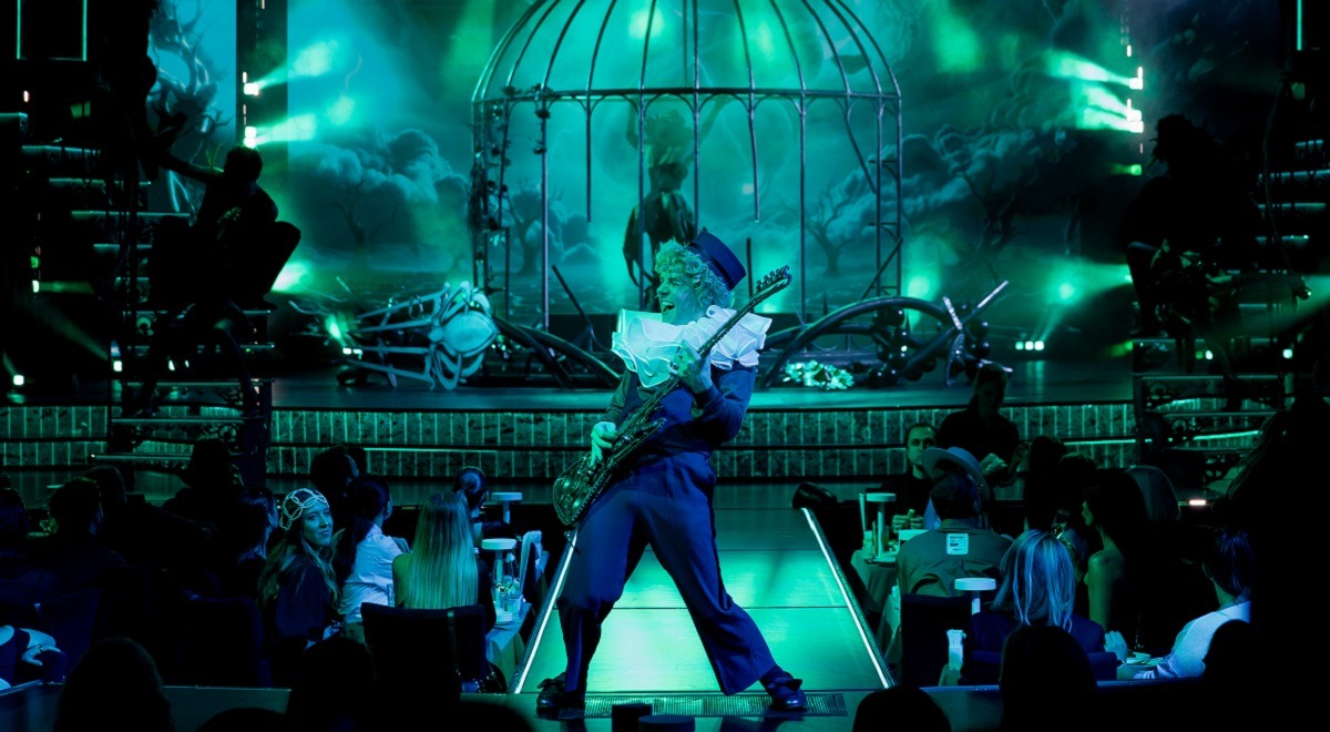 Альбина Кабалина, песня «Короля и Шута» и дискотека: как мы посетили гастрономический мюзикл «Москва от заката до рассвета» в театре «ОДЕОН»