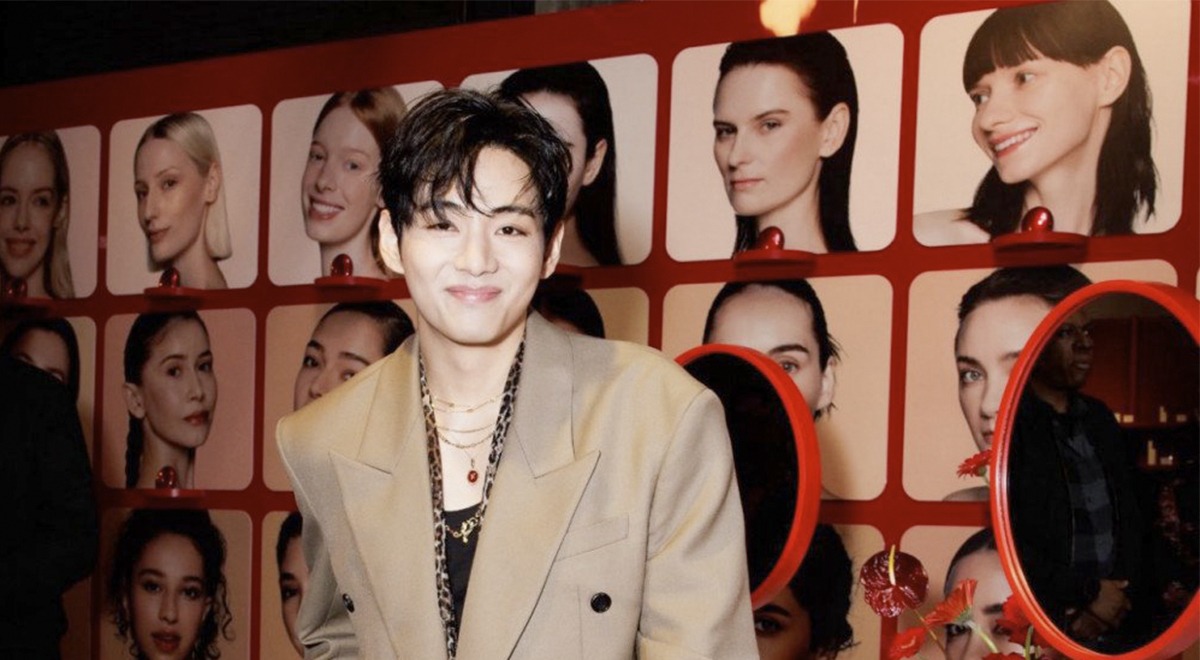 Ви из BTS демонстрирует образ и манеры на мировой выставке косметики бренда TIRTIR