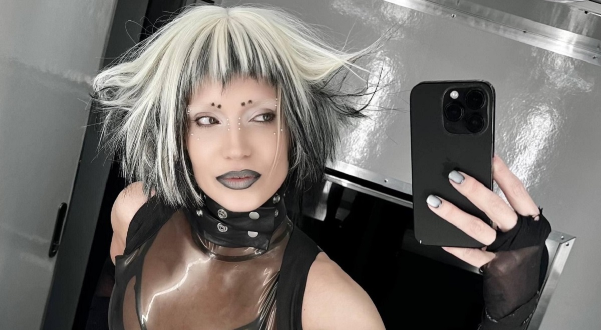 «У тебя своих треков нет. Есть только хиты Макса»: SEREBRO и Глюкоза устроили разборки из-за старого трека