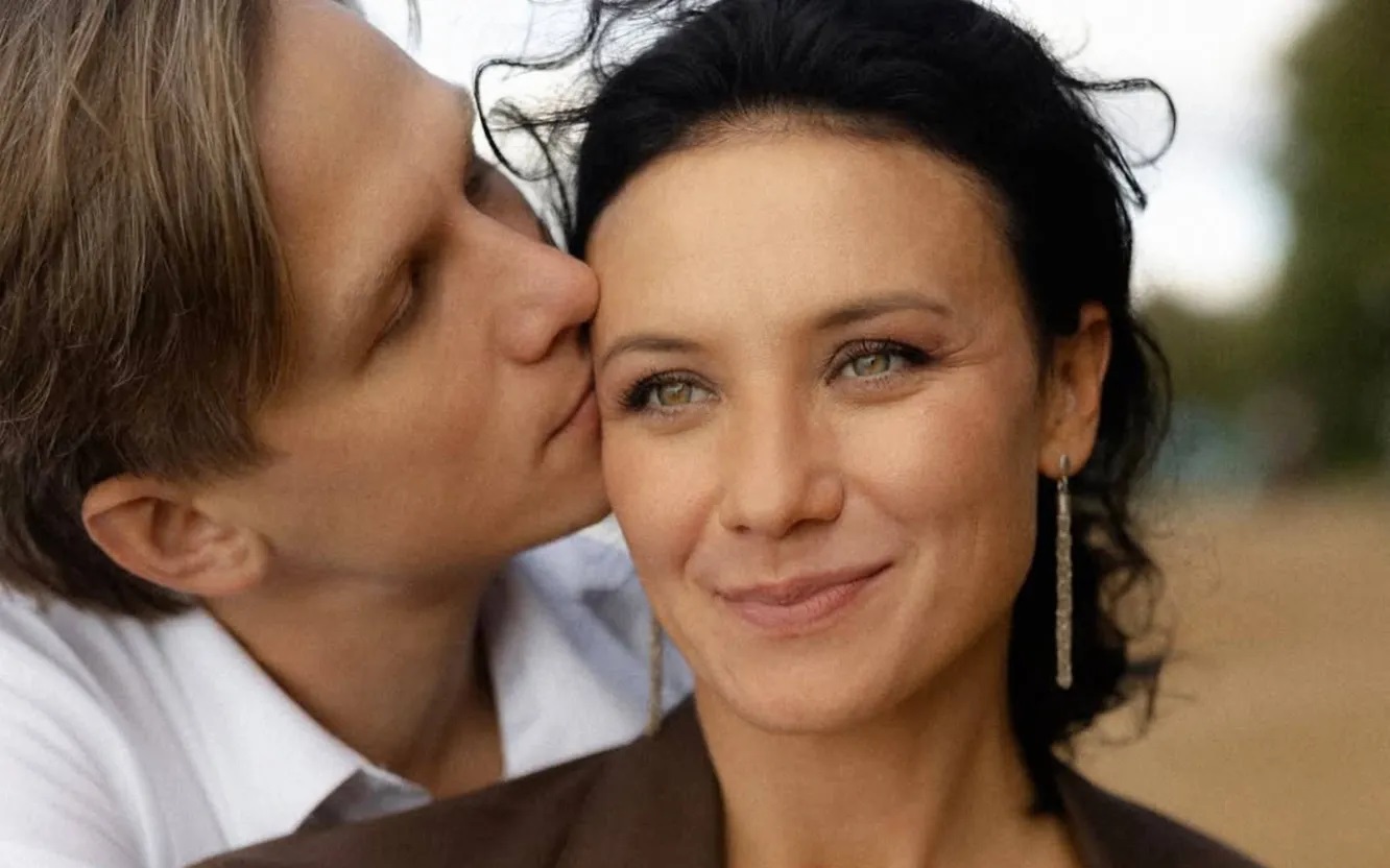 «Отключать эго и быть верным себе»: Анастасия Попова — о 10 годах любви, компромиссах и готовности к разводу