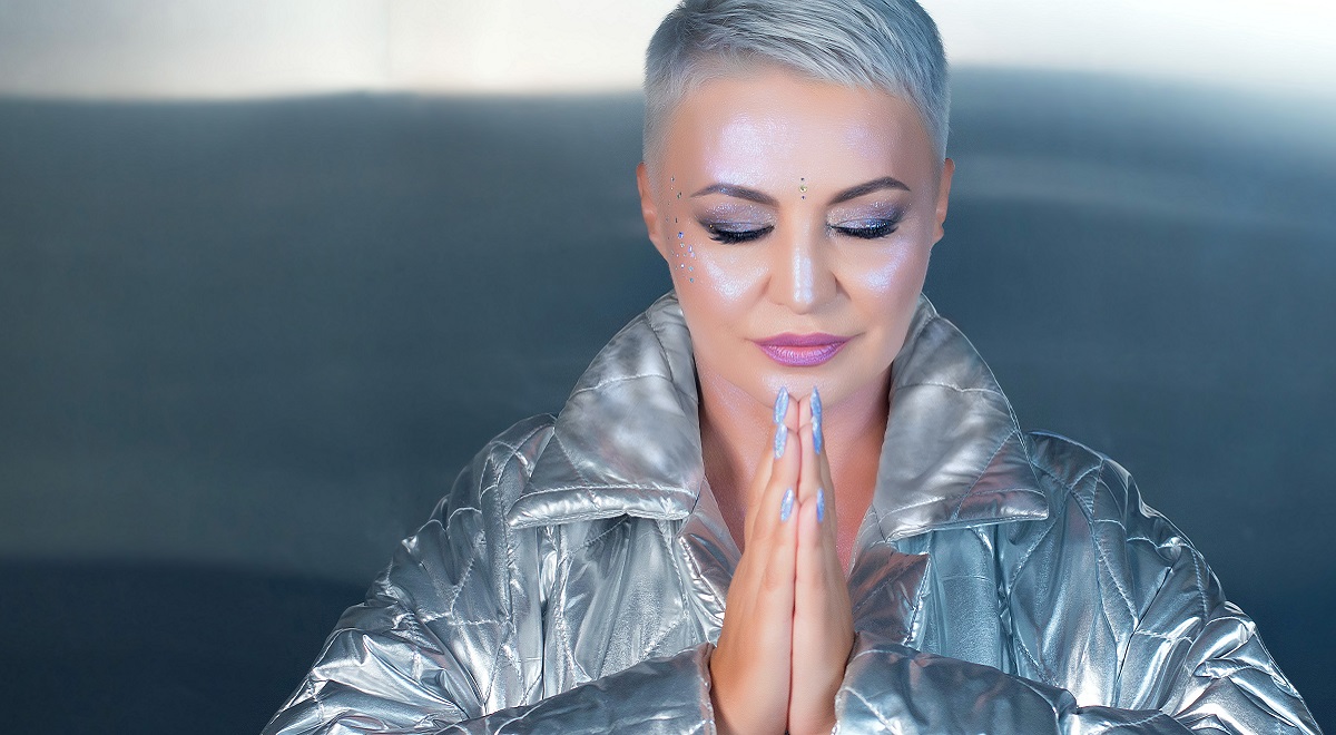 «Какая разница, кто кому завидует»: Катя Лель о школьной дружбе, которую не сломали годы и популярность