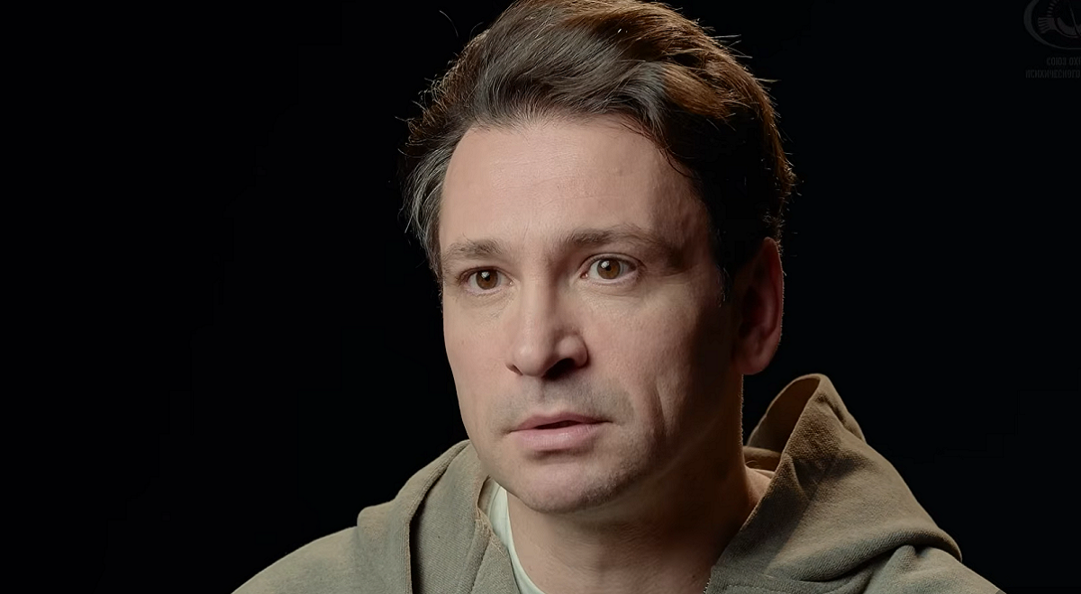 «У меня были поросячьи глазки. Все смялись»: Антон Хабаров — о травле в юности и комплексах