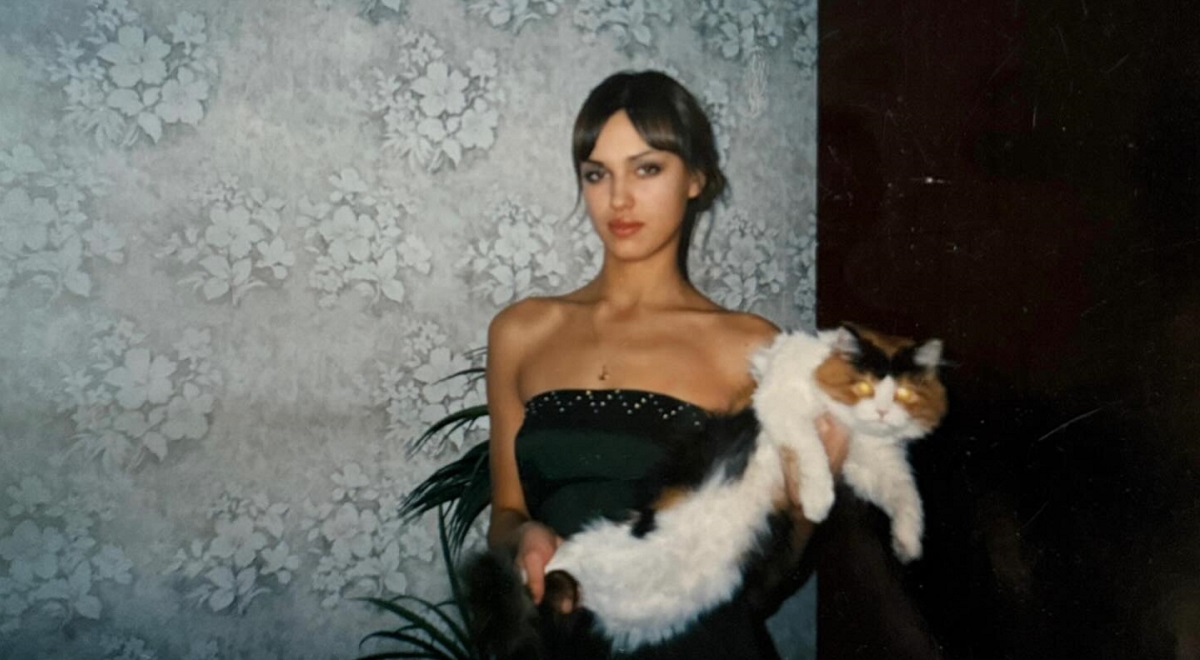 Ковер на стене, стенка с хрусталем и черно-белый телевизор: Ирина Шейк показала детство в Челябинске